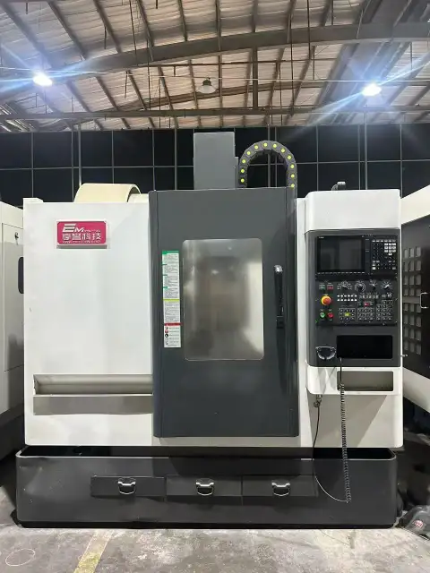 Centro de mecanizado vertical Xiangyu V 750 de segunda mano con Mitsubishi M 80